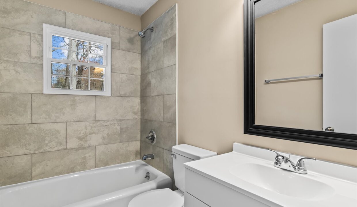 30-1413 Rankin Road Hall Bath