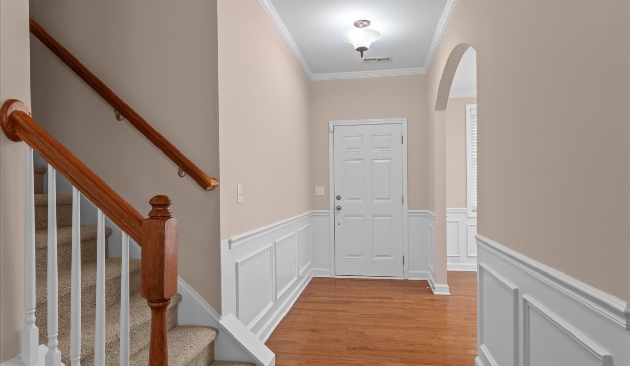 04-2472 Birch View Drive Foyer 1
