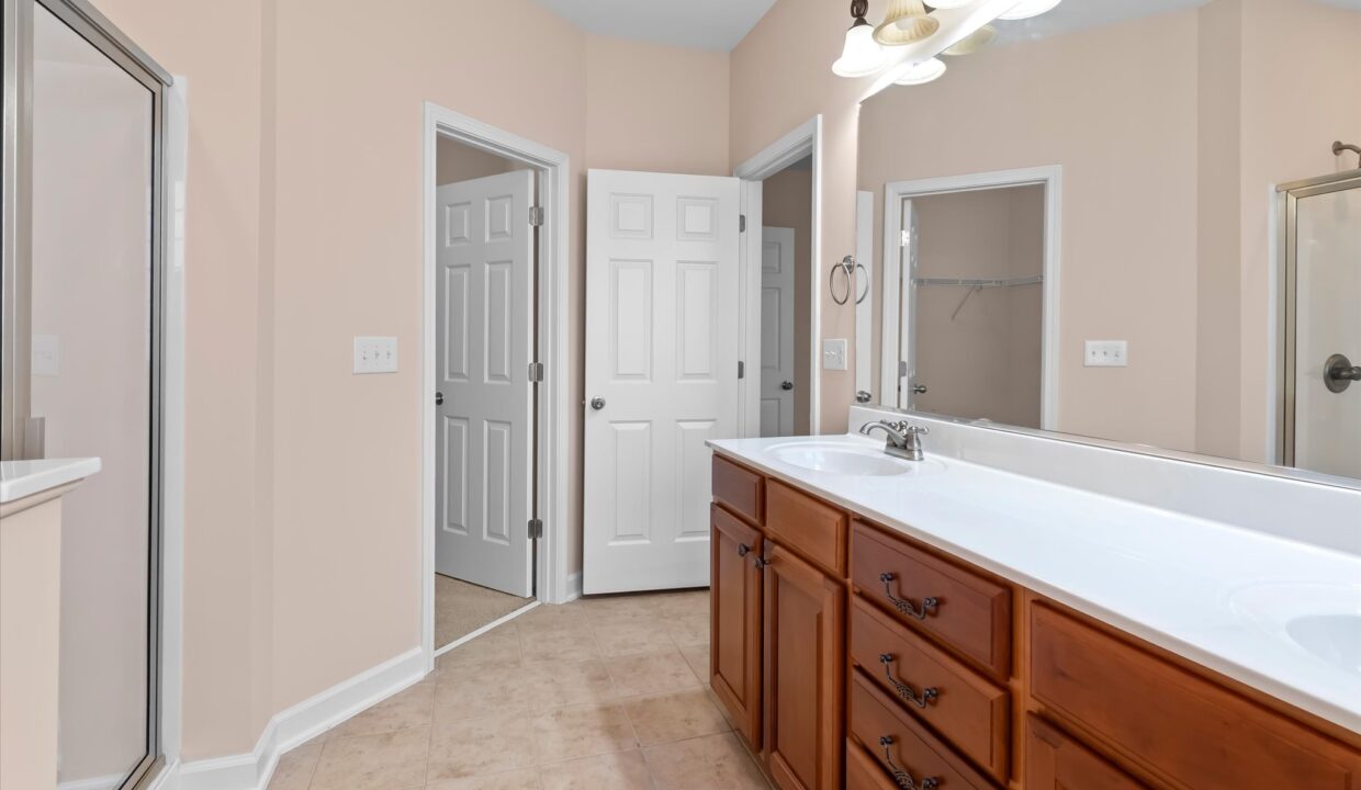 22-2472 Birch View Drive Primary Bedroom Bath 2