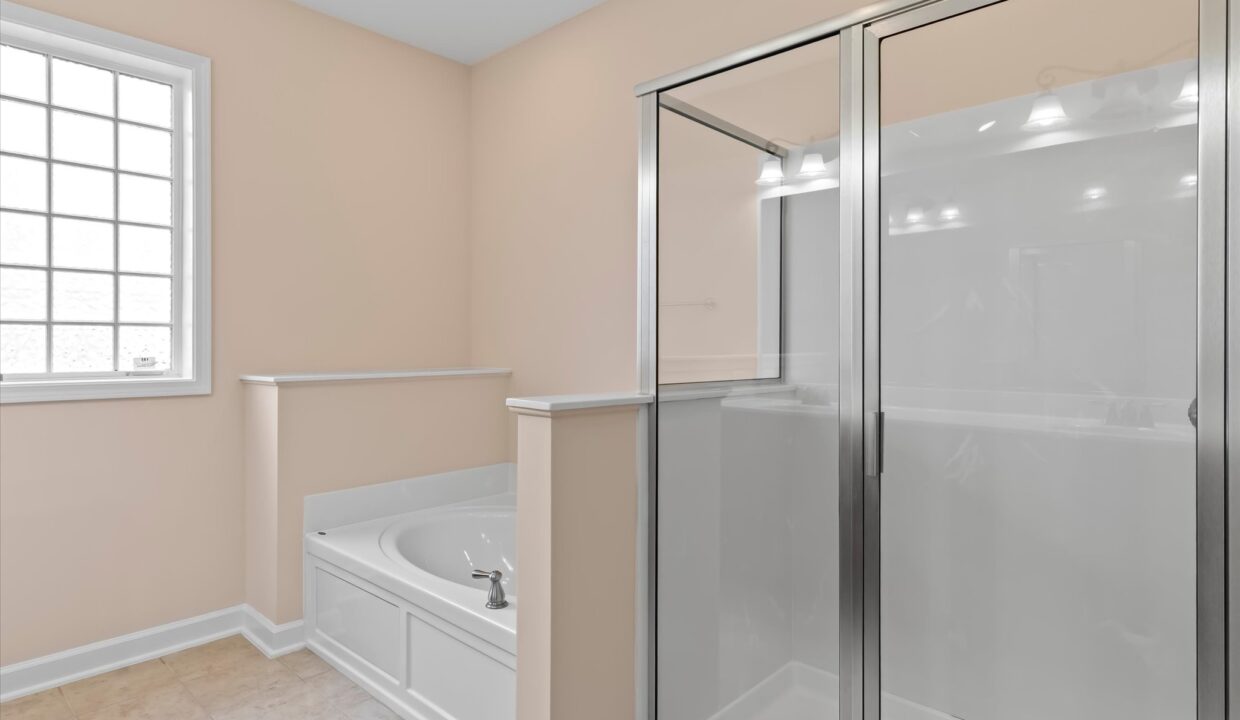 23-2472 Birch View Drive Primary Bedroom Bath 3