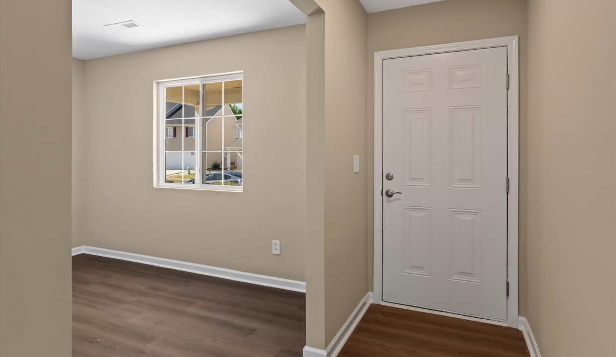 04-5011 Emberly Drive Foyer 1