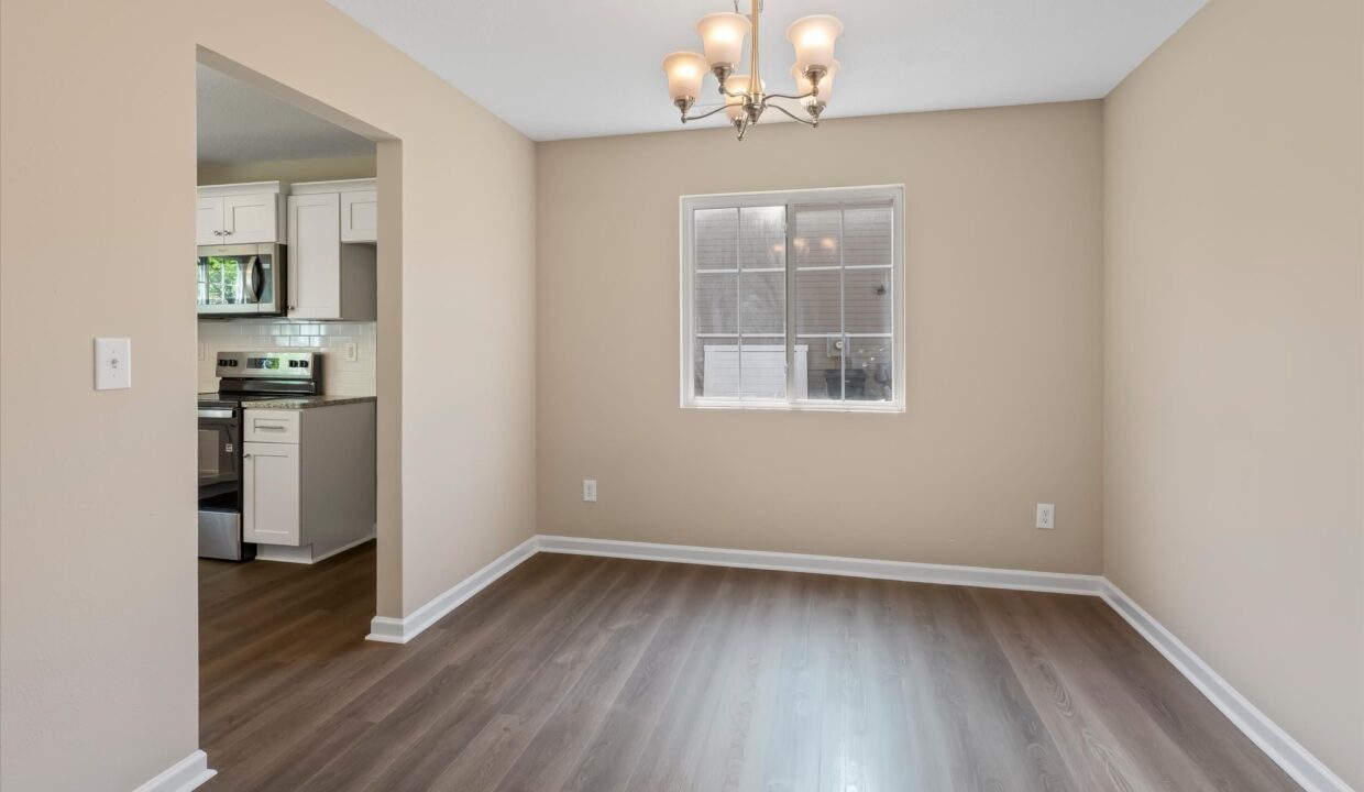 07-5011 Emberly Drive Dining Room 1