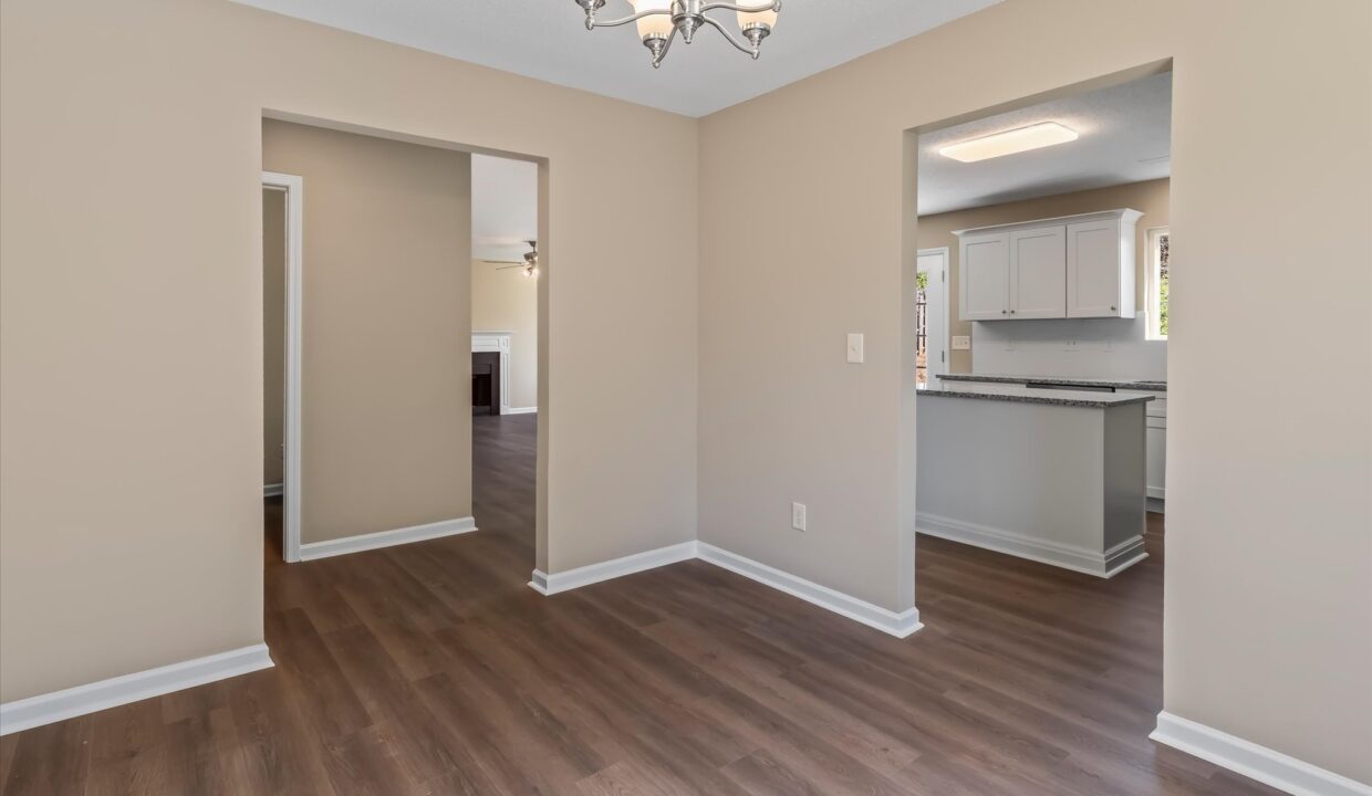 09-5011 Emberly Drive Dining Room 3