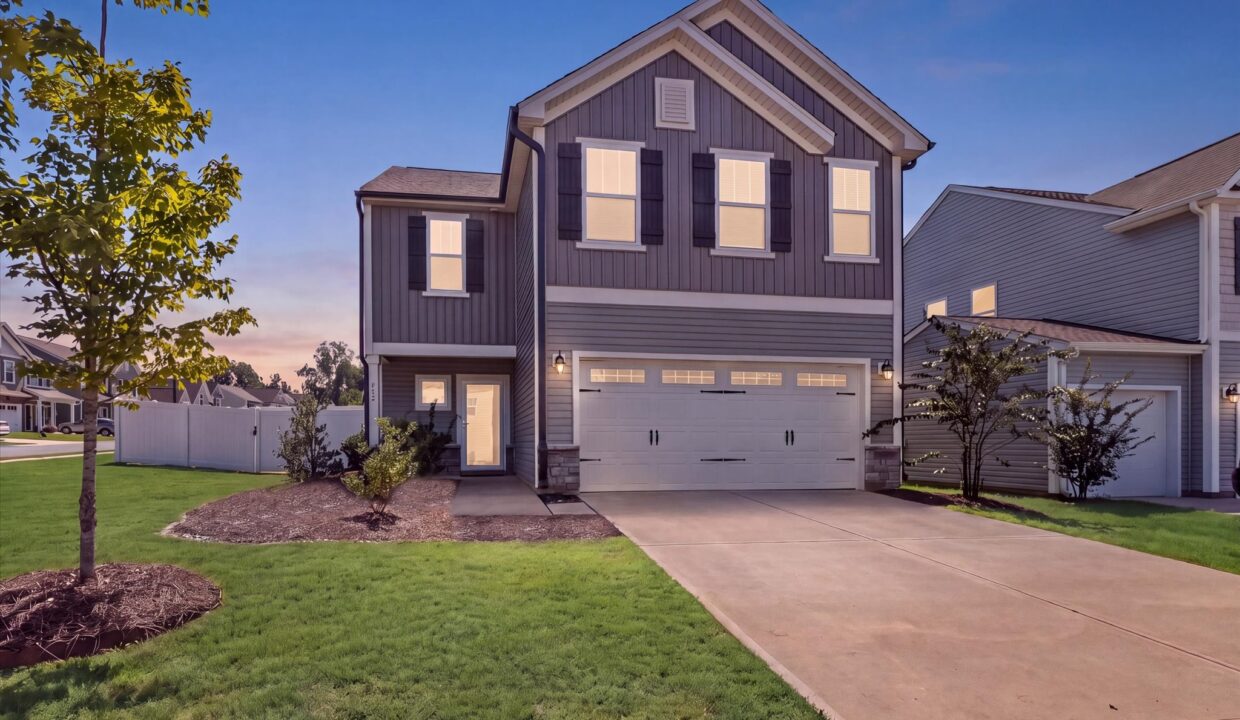 13-146 Centerplace Front Twilight 1