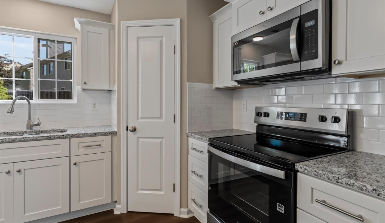 13-5011 Emberly Drive Kitchen 3