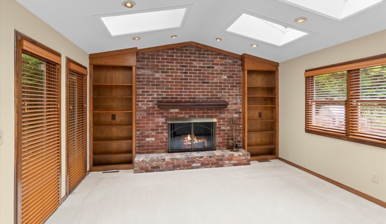 13-900 Brintonial Way Den 1