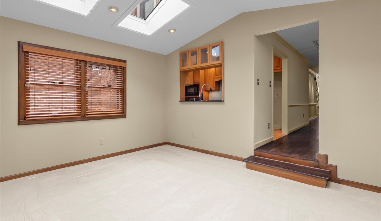 15-900 Brintonial Way Den 3