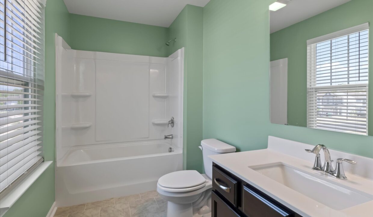 32-146 Centerplace Drive Hall Bath