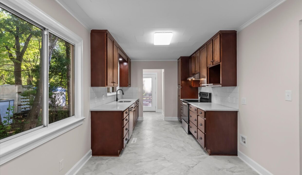 10-1023 Cliff Road Kitchen 1