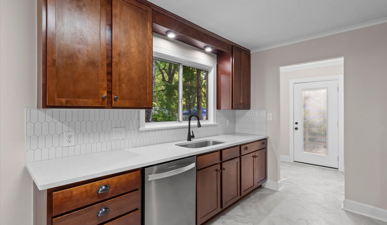 11-1023 Cliff Road Kitchen 2
