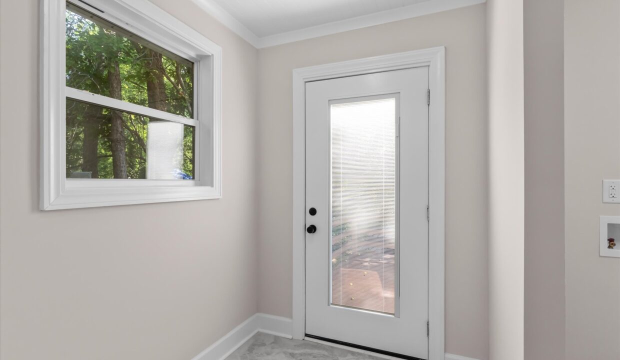 14-1023 Cliff Road Mud Room 1