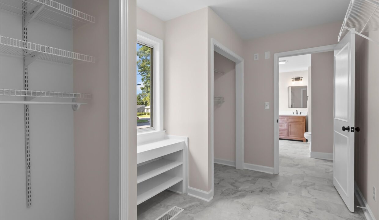 28-1023 Cliff Road Primary Bedroom Bath Closet 2